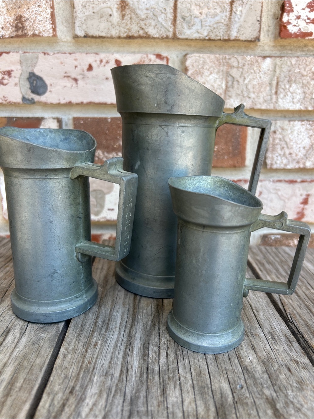 Three vintage pewter measuring jugs - Picture 2 of 7